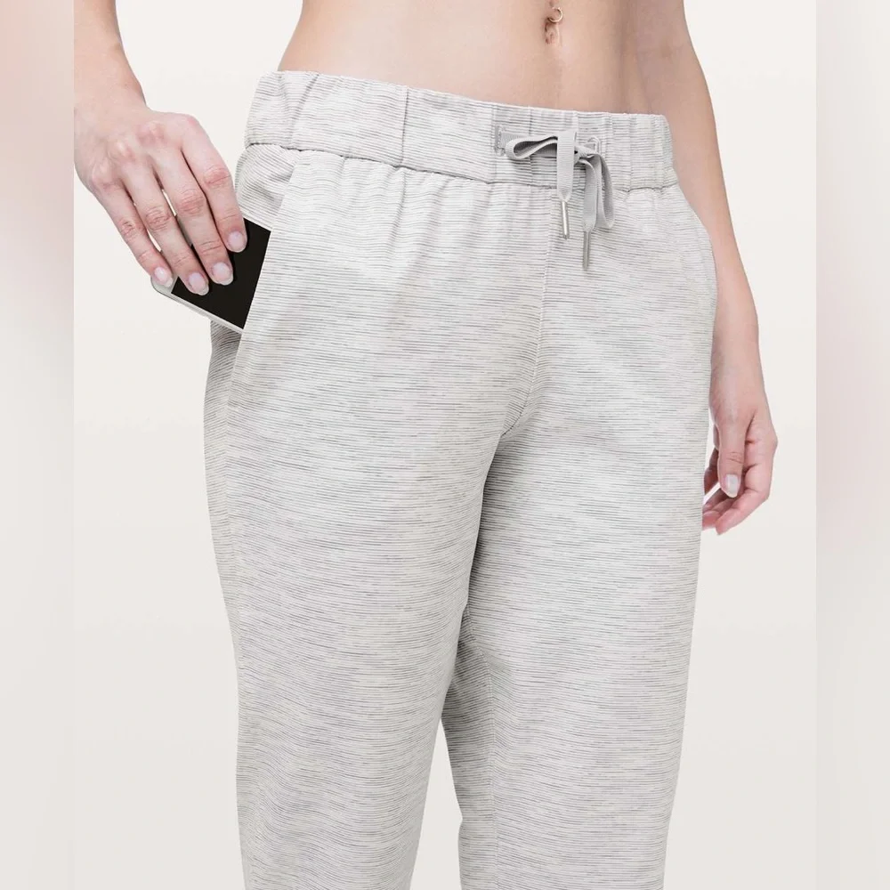 LULULEMON On The Fly Crop 23” Light Gray Joggers Travel Athletic Sweatpants 0